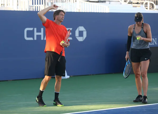 Die fünfmalige Grand-Slam-Siegerin Maria Scharapowa vom russischen Verband trainiert mit ihrem Trainer sven groeneveld für die US Open 2017 — Stockfoto