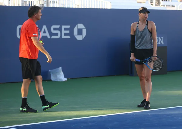 Pětkrát grandslamový šampion Maria Sharapova Ruské federace postupy s její trenér Sven Groeneveld pro nás Open 2017 — Stock fotografie