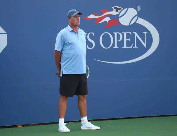 El entrenador de tenis y campeón de Grand Slam Ivan Lendl supervisa al campeón de Grand Slam Andy Murray durante la práctica para el US Open 2017 — Foto de Stock