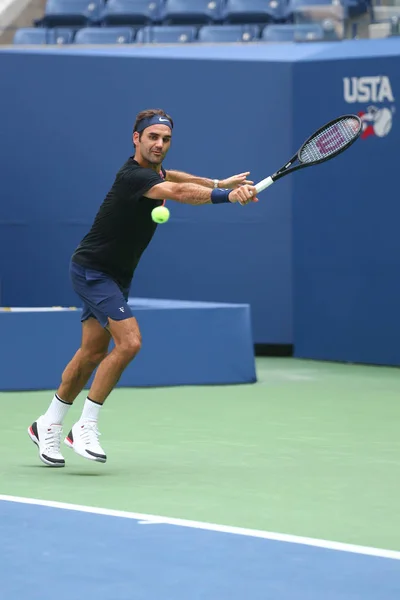 Девятнадцать раз чемпион Большого шлема Роджер Федерер из Швейцарии практикует на US Open 2017 — стоковое фото