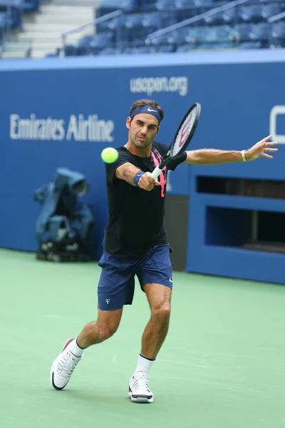 Negentien keer Grand Slam Champion Roger Federer van Zwitserland praktijken voor ons Open 2017 — Stockfoto