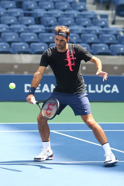 Campeão do Grand Slam Roger Federer da Suíça treina dezenove vezes para o US Open 2017 — Fotografia de Stock