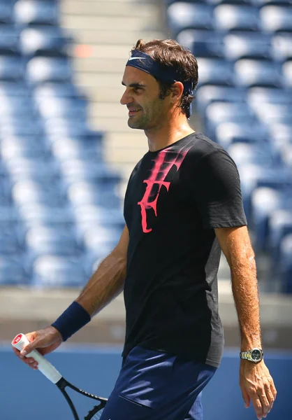 Diecinueve veces campeón del Grand Slam Roger Federer de Suiza practica para el US Open 2017 — Foto de Stock