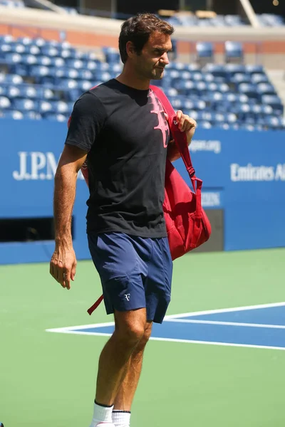 Nineteen times Grand Slam Champion Roger Federer of Switzerland practices for US Open 2017 — Stock Photo, Image