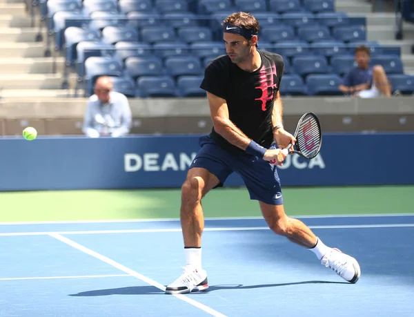 Der 19-malige Grand-Slam-Champion Roger Federer aus der Schweiz trainiert für die French Open 2017 — Stockfoto
