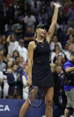 Billie Jean King Ulusal Tenis merkezi New York'ta onun bize açık 2017 ilk turu maç sonra beş kez Grand Slam şampiyonu Maria Sharapova Rusya'nın zafer kutluyor