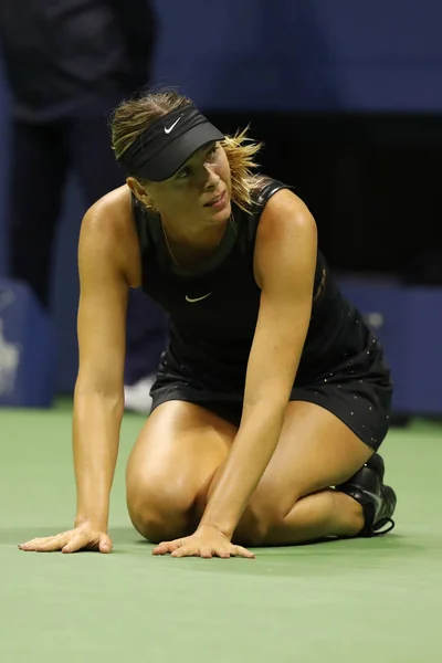 La cinco veces campeona del Grand Slam María Sharapova de Rusia celebra la victoria después de su partido de primera ronda del US Open 2017 en el Billie Jean King National Tennis Center en Nueva York — Foto de Stock