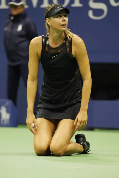 Die fünfmalige Grand-Slam-Siegerin Maria Scharapowa aus Russland feiert ihren Sieg nach ihrem Erstrunden-Match 2017 im Billie Jean King National Tennis Center in New York — Stockfoto