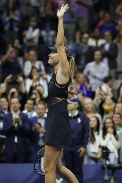 Великого шолома п'ять разів чемпіоном Марія Шарапова Росії святкує перемогу після того, як її відкрити 2017 першого раунду матчу в Billie Jean короля Національний тенісний центр в Нью-Йорку — стокове фото