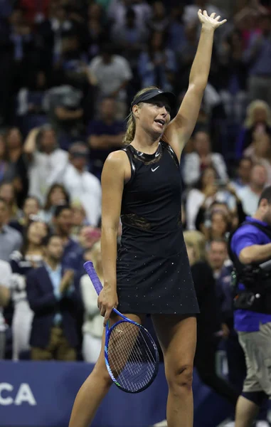 五次大满贯冠军玛丽亚 · 莎拉波娃的俄罗斯庆祝胜利后，她我们打开 2017年第一轮比赛在比利简金国家网球中心在纽约 — 图库照片