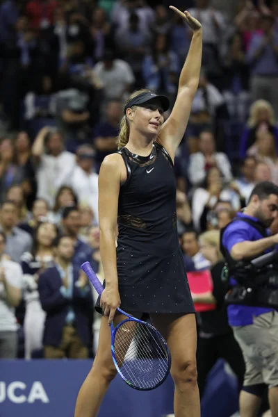 Fem gånger Grand Slam mästare Maria Sharapova i Ryssland firar segern efter sin oss öppna 2017 första omgången match på Billie Jean King National Tennis Center i New York — Stockfoto