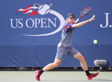 Profesyonel tenis oyuncusu Denis Shapovalov Kanada eylem onun bize açık 2017 sırasında ilk tur maç 