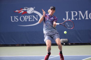 Profesyonel tenis oyuncusu Denis Shapovalov Kanada eylem onun bize açık 2017 sırasında ilk tur maç 
