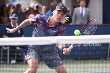 Profesyonel tenis oyuncusu Denis Shapovalov Kanada eylem onun bize açık 2017 sırasında ilk tur maç 