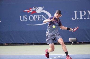 Profesyonel tenis oyuncusu Denis Shapovalov Kanada eylem onun bize açık 2017 sırasında ilk tur maç 