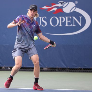 Profesyonel tenis oyuncusu Denis Shapovalov Kanada eylem onun bize açık 2017 sırasında ilk tur maç 