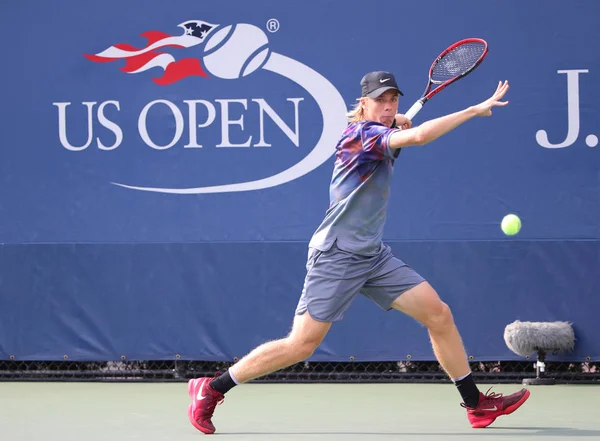 Professionele tennisspeelster Denis Shapovalov van Canada in actie tijdens zijn ons Open 2017 eerste ronde wedstrijd — Stockfoto