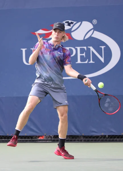 Során a Us Open 2017-ben hivatásos teniszező Denis Shapovalov Kanada első kör mérkőzés — Stock Fotó