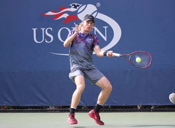 Professionell tennisspelare Denis Shapovalov av Kanada i aktion under hans oss öppna 2017 första omgången match — Stockfoto