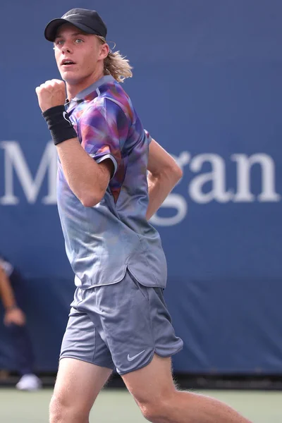 Профессиональный теннисист Денис Шаповалов из Канады в действии во время матча первого раунда US Open 2017 — стоковое фото