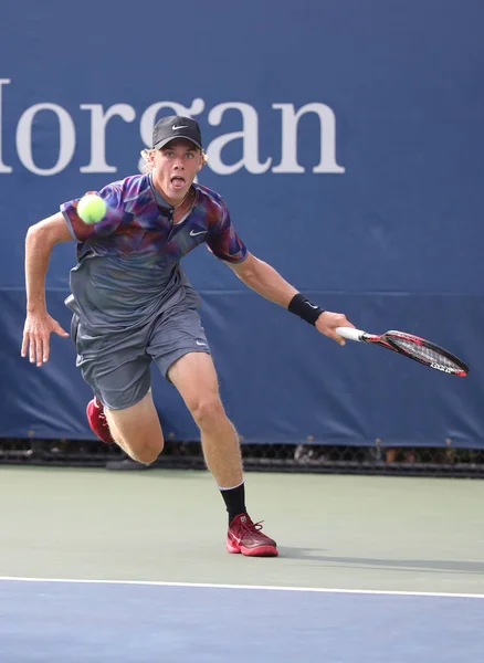 Professionell tennisspelare Denis Shapovalov av Kanada i aktion under hans oss öppna 2017 första omgången match — Stockfoto