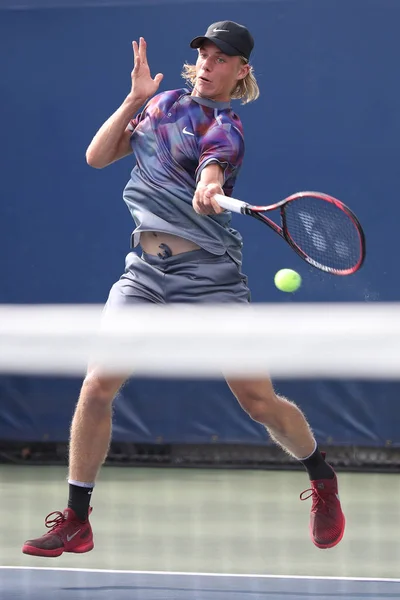 Során a Us Open 2017-ben hivatásos teniszező Denis Shapovalov Kanada első kör mérkőzés — Stock Fotó