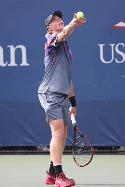 Профессиональный теннисист Денис Шаповалов из Канады в действии во время матча первого раунда US Open 2017 — стоковое фото