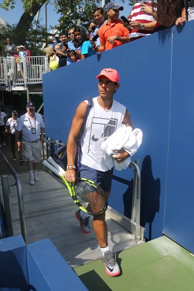 On beş kez Grand Slam şampiyonu Rafael Nadal İspanya pratik mahkeme bize açık 2017 sırasında girer. — Stok fotoğraf