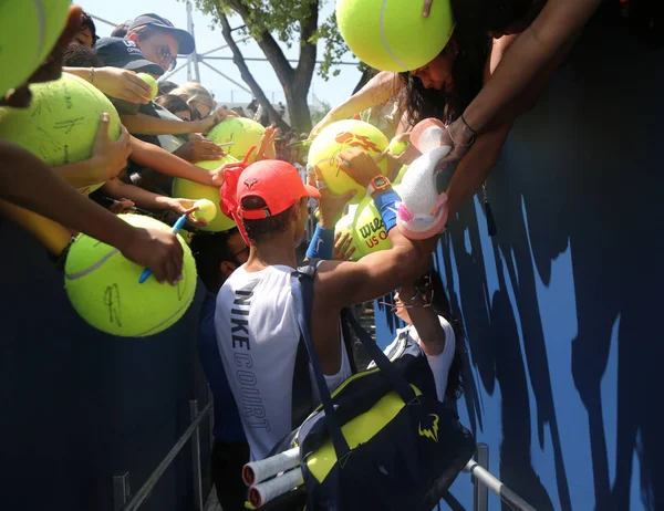 Vijftien keer Grand Slam Champion Rafael Nadal van Spanje tekens handtekeningen na praktijk voor ons Open 2017 — Stockfoto