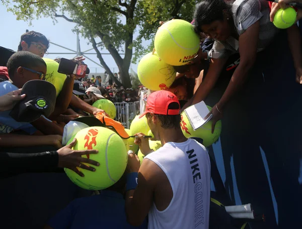 Quinze vezes Campeão do Grand Slam Rafael Nadal da Espanha assina autógrafos após treino para o US Open 2017 — Fotografia de Stock