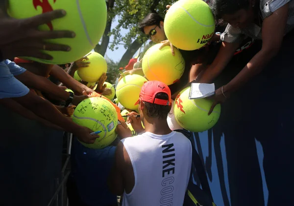 Quinze fois champion du Grand Chelem Rafael Nadal d'Espagne signe des autographes après l'entraînement pour l'US Open 2017 — Photo