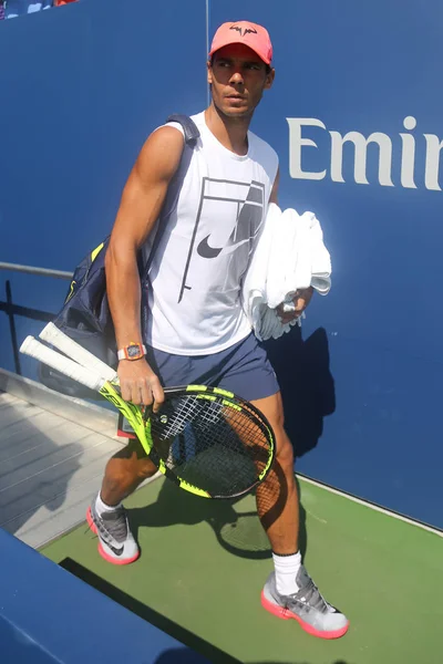 Vijftien keer Grand Slam Champion Rafael Nadal van Spanje voert praktijk Hof tijdens ons Open 2017 — Stockfoto