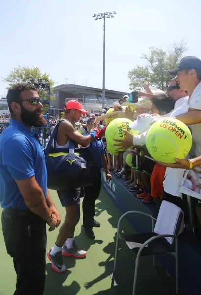 Femton gånger Grand Slam mästare Rafael Nadal Spanien undertecknar autografer efter övning för oss öppna 2017 — Stockfoto