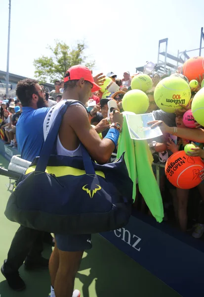 Δεκαπέντε φορές Grand Slam πρωταθλητή Rafael Nadal Ισπανία υπογράφει αυτόγραφα μετά από εξάσκηση για μας ανοιχτά 2017 — Φωτογραφία Αρχείου