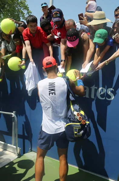 On beş kez Grand Slam şampiyonu Rafael Nadal İspanya imza Antrenmandan sonra bize açık 2017 için imzalar — Stok fotoğraf