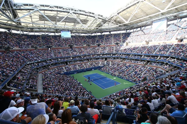 Arthur Ashe Stadium w Billie Jean King National Tennis Center podczas nas otwarte 2017 Dzień sesji — Zdjęcie stockowe