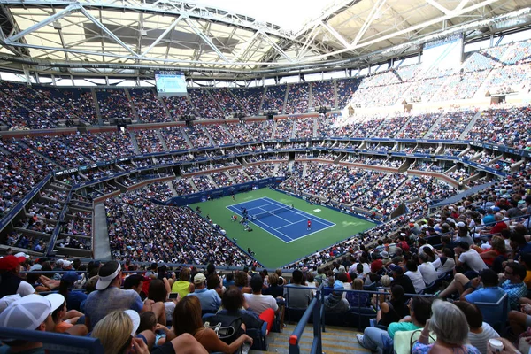 Arthur Ashe Stadium w Billie Jean King National Tennis Center podczas nas otwarte 2017 Dzień sesji — Zdjęcie stockowe