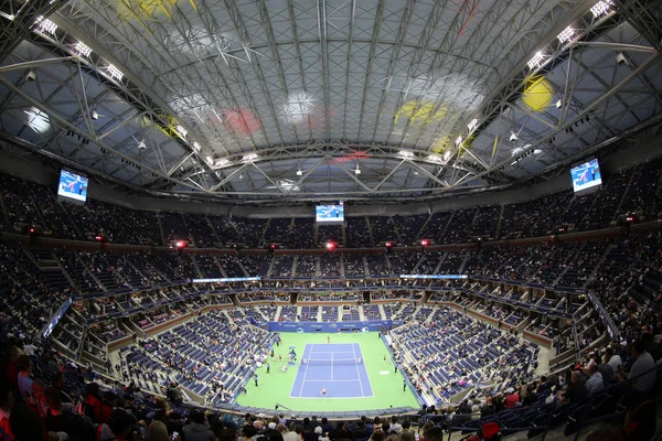 Arthur Ashe Stadium w Billie Jean King National Tennis Center podczas sesji nocy nas otwarte 2017 — Zdjęcie stockowe