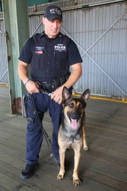 New York polisi counter Terörizm Bürosu K-9 polis memuru ve New York'taki güvenlik sağlayan K-9 köpek