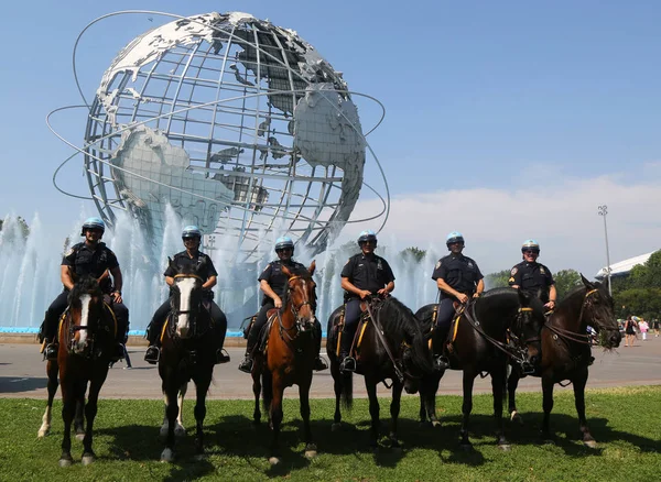 NYPD mounted unit police officer ready to protect public in Flushing Meadows Park in New York — Stock Photo, Image