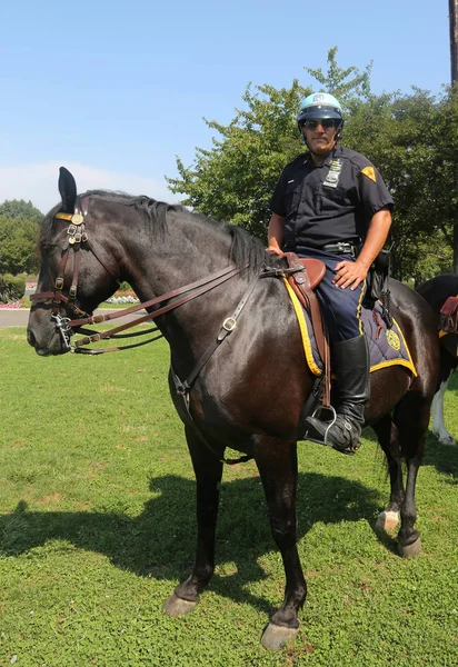 New York Polis Teşkilatı birim polis memuru Flushing Meadows Park New York'ta genel korumaya hazır monte