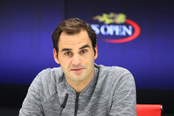 Der 19-malige Grand-Slam-Champion Roger Federer während der Pressekonferenz nach der Viertelfinal-Niederlage bei den US Open 2017 — Stockfoto