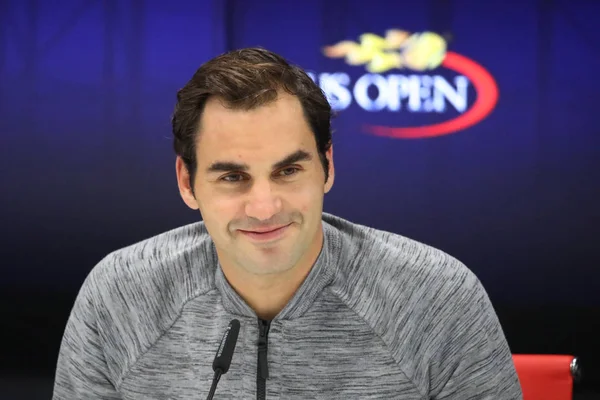 Diecinueve veces campeón del Grand Slam Roger Federer de Suiza durante conferencia de prensa después de la derrota en el partido de cuartos de final en el US Open 2017 —  Fotos de Stock