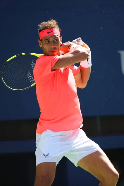 El campeón de Grand Slam Rafael Nadal de España en acción durante su partido de la ronda 4 del US Open 2017 — Foto de Stock