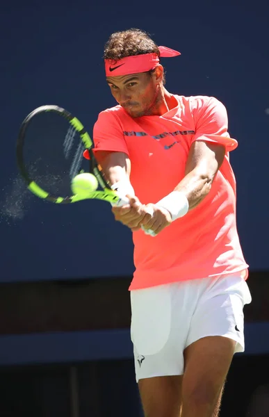 El campeón de Grand Slam Rafael Nadal de España en acción durante su partido de la ronda 4 del US Open 2017 — Foto de Stock