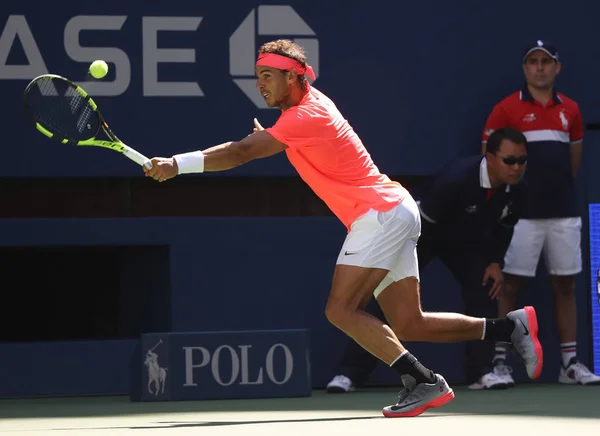 Onun bize açık 2017 yuvarlak 4 maç sırasında eylem Grand Slam şampiyonu İspanya Rafael Nadal — Stok fotoğraf