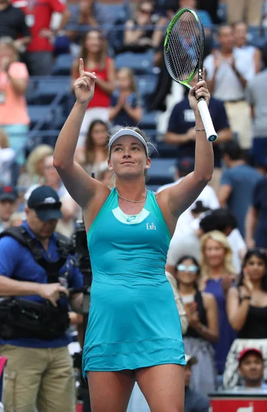 Professionell tennisspelare Coco Vandeweghe i USA firar segern efter hennes oss öppna 2017 runda 4 match — Stockfoto