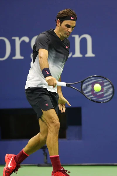Чемпион Большого шлема Роджер Федерер из Швейцарии во время четвертьфинального матча US Open 2017 против Хуана Мартина Дель Потро — стоковое фото