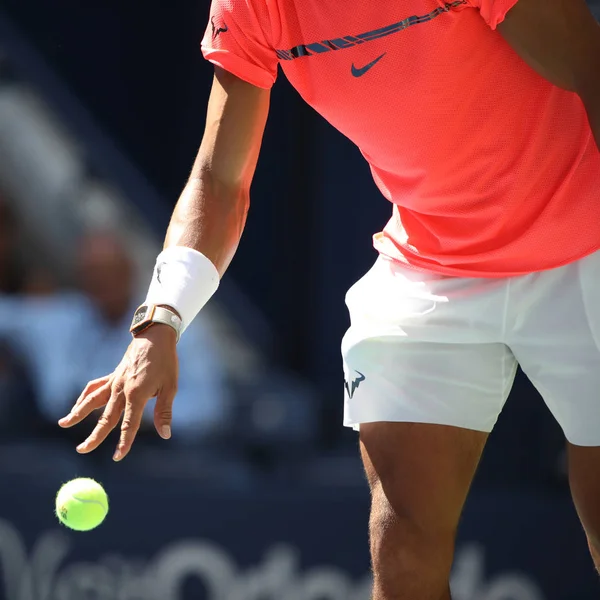 Grand Slam mistrz Rafael Nadal Hiszpanii w akcji podczas jego nas otwarte 2017 okrągły 4 mecz — Zdjęcie stockowe