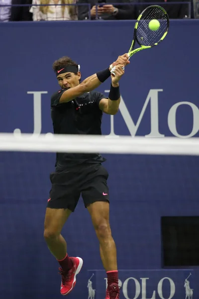 El campeón de Grand Slam Rafael Nadal de España en acción durante su partido de semifinales US Open 2017 — Foto de Stock